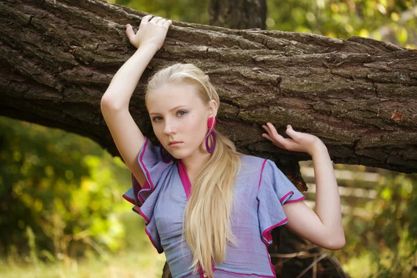 Ganska ung flicka nära ett träd — Stockfoto