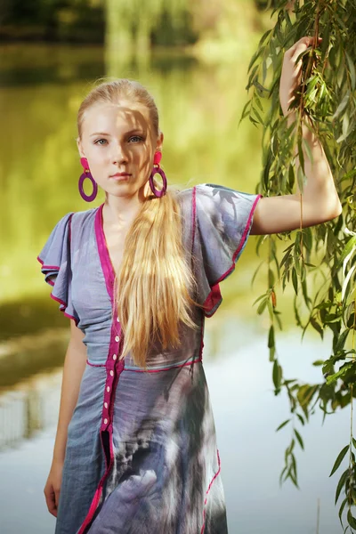 木の近くのきれいな若い女の子 — ストック写真
