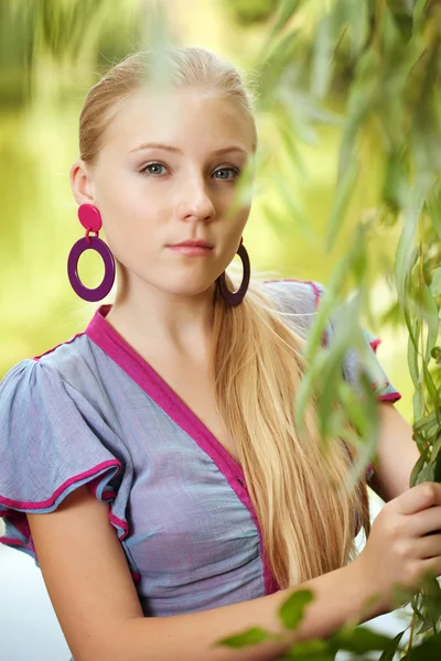 나무 근처 예쁜 젊은 여자 — 스톡 사진