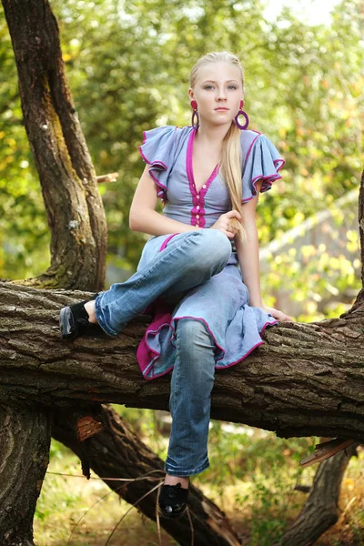 年轻漂亮的姑娘在一棵树上 — 图库照片