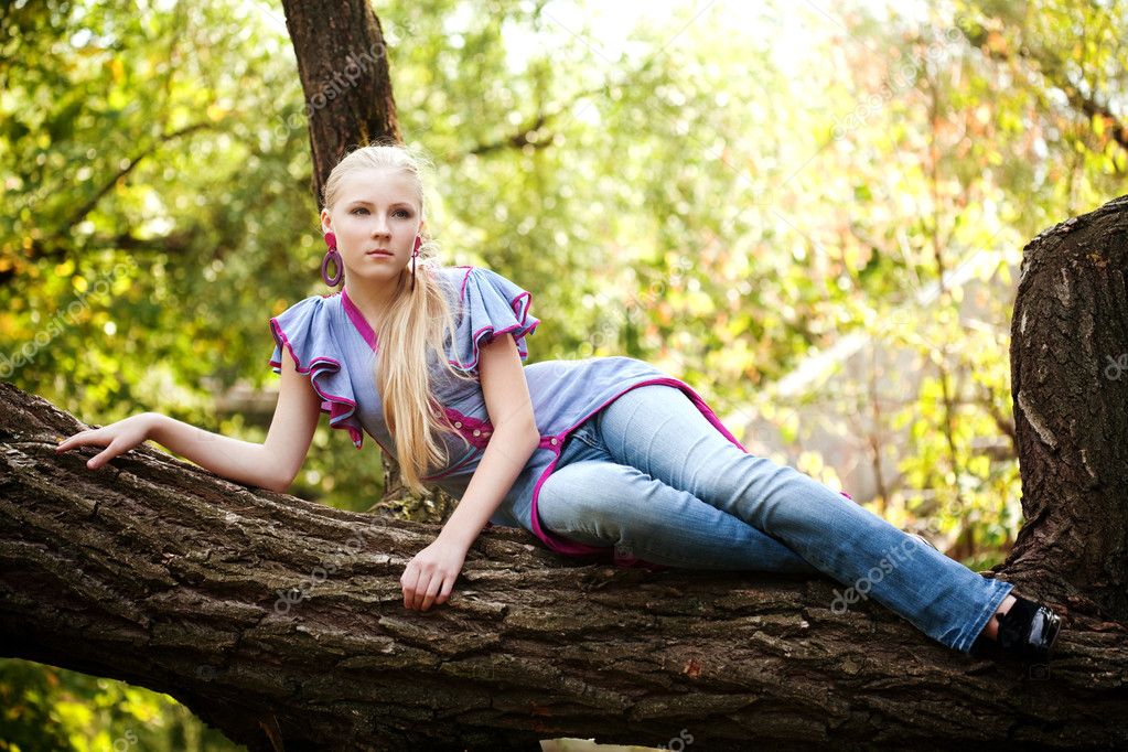 Pretty young girl on a tree — Stock Photo © photograf #1535338