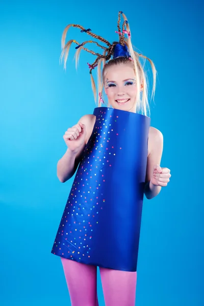 Glad karneval girl isolerad på blå — Stockfoto