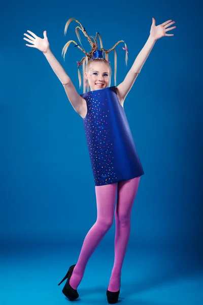 Ευτυχισμένος κορίτσι Καρναβάλι απομονώνονται σε μπλε — Φωτογραφία Αρχείου