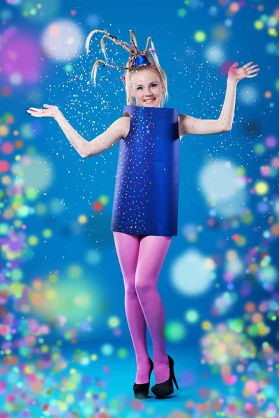 Chica feliz carnaval aislado en azul —  Fotos de Stock