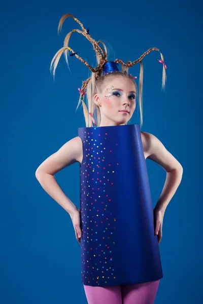 Felice carnevale ragazza isolata su blu — Foto Stock