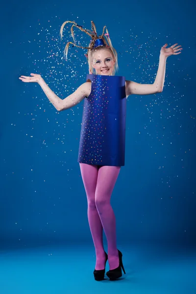 Chica feliz carnaval aislado en azul — Foto de Stock