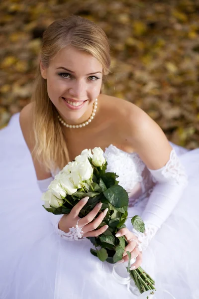 Bride sitting in a park — Stock Photo, Image