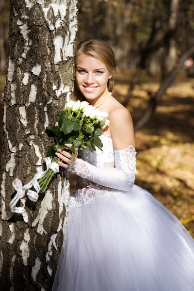 Bruid in een park — Stockfoto