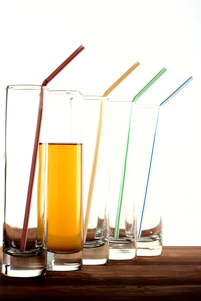 Pięć szklanek, w cztery słomki do kogut — Zdjęcie stockowe