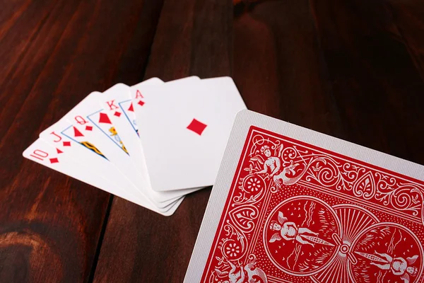 Speler gaat te overhandigen aan een kaart — Stockfoto