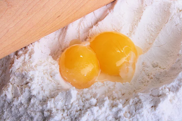 Två äggulorna ligga på ett mjöl — Stockfoto