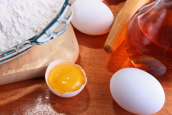 Mehl und Eier — Stockfoto
