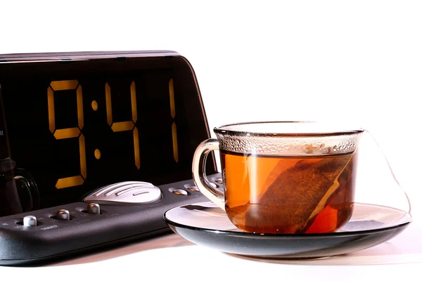 Relógio eletrônico e chá — Fotografia de Stock