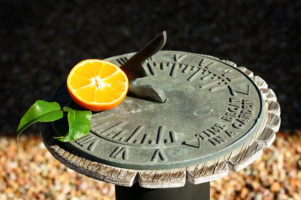 Güneş saati ile mandalina — Stok fotoğraf