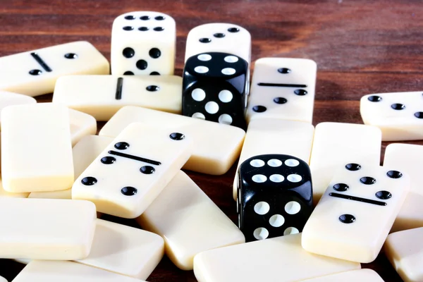 Domino e ossa da gioco — Foto Stock
