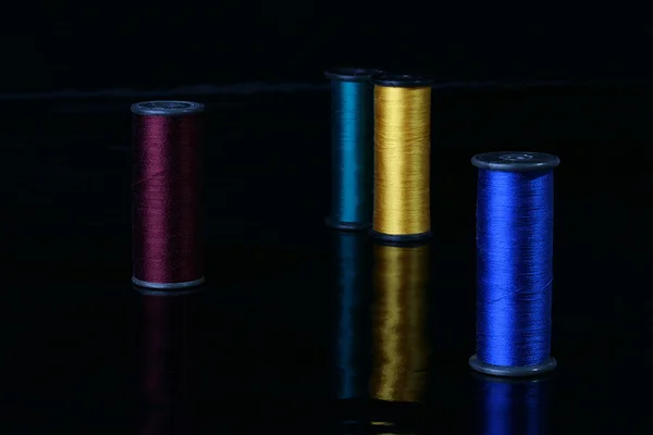 Trådar av olika färger — Stockfoto