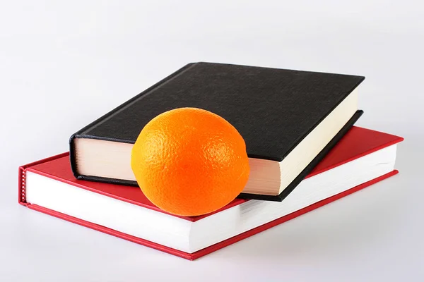 Books and orange — Stock Photo, Image