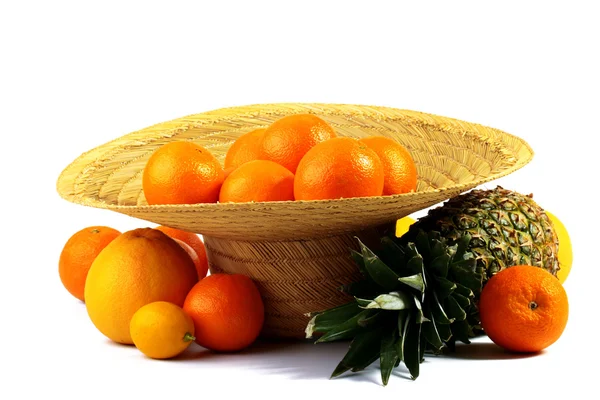 Sombrero lleno de naranjas — Foto de Stock
