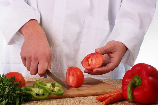 Med skär en tomat — Stockfoto