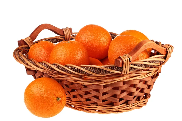 Korb mit Orangen — Stockfoto