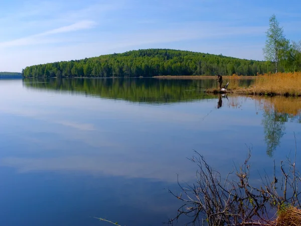 O céu, lago. O Pescador . — Fotografia de Stock