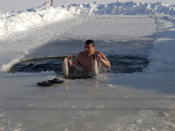 Bañarse en un agujero de hielo . Fotos de stock