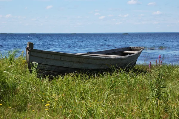 Oude houten boot op de oever van lake — Stockfoto