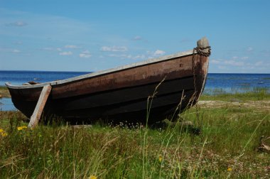 göl kıyısında eski ahşap tekne