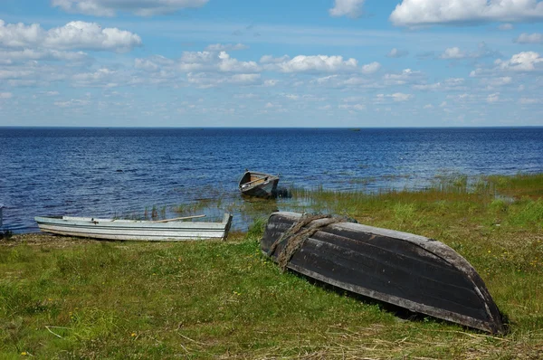 Tre gamla träbåtar på sjön bank — Stockfoto