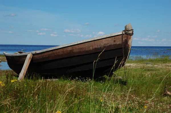 Старий дерев'яний човен на березі озера — стокове фото