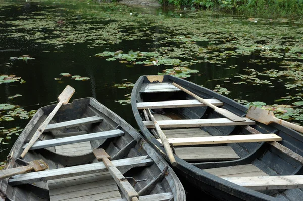 木质小船和白睡莲 — 图库照片