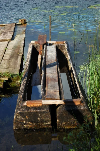 Старая рыбацкая лодка на причале — стоковое фото