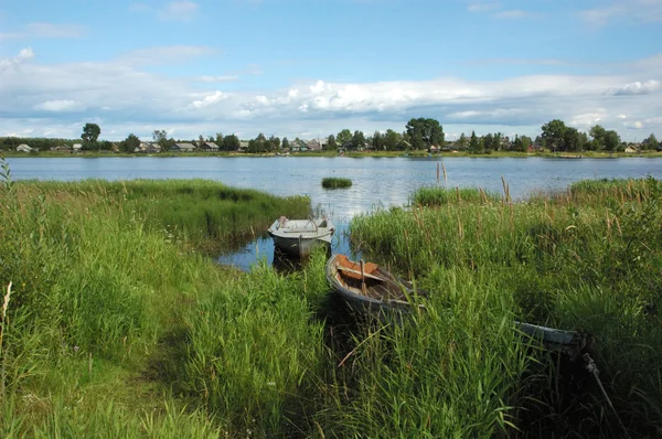 Onega riverbank med båtar i kargopol — Stockfoto