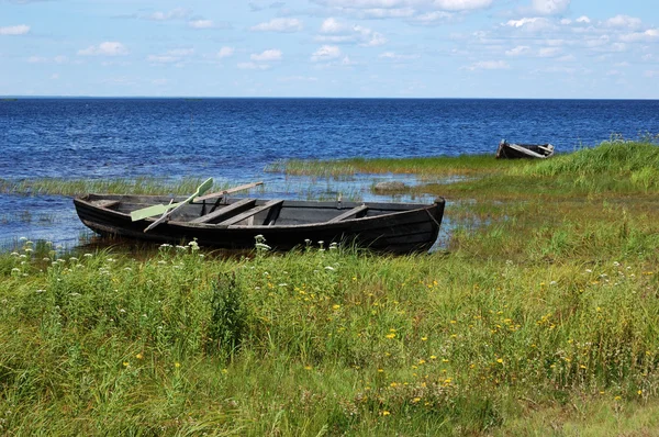 Paisaje de la orilla del lago con barco de pesca —  Fotos de Stock