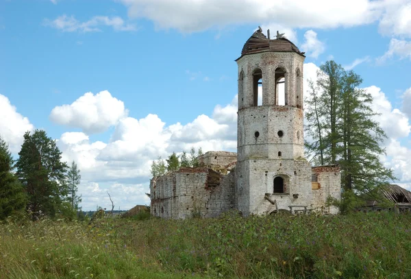 Destroyed towers of ancient monastery — Stock Photo, Image