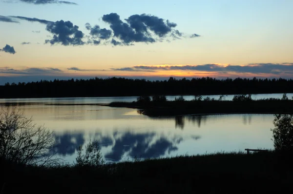 Лісове озеро на заході сонця — стокове фото