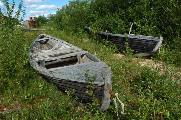 Παλιές ξύλινες βάρκες στο έδαφος — Φωτογραφία Αρχείου