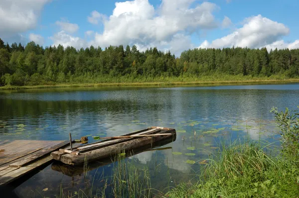 Oude houten boot in de buurt van de bank lake — Stockfoto