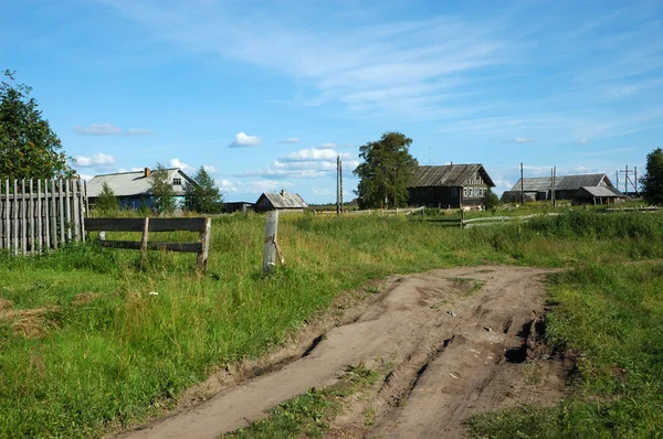 Наземная дорога в северном российском селе — стоковое фото