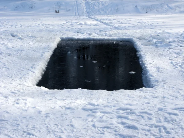 Foro di ghiaccio nel lago ghiacciato — Foto Stock