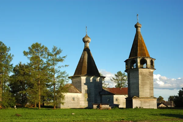 Дерев'яна російська заміська церква і дзвіниця — стокове фото