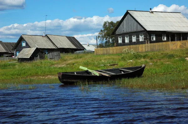 Деревянная лодка на берегу озера — стоковое фото