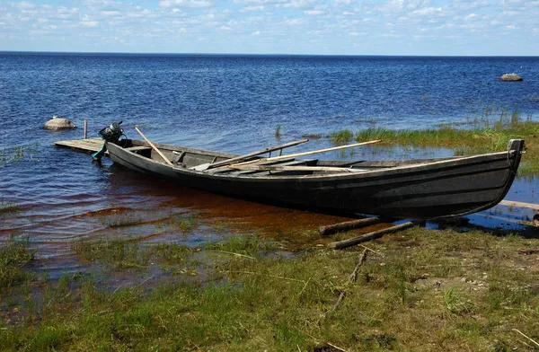 Velha pesca barco a motor de madeira no lago — Fotografia de Stock