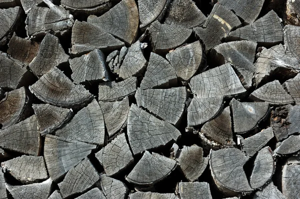 Stapel van oude berk brandhout — Stockfoto