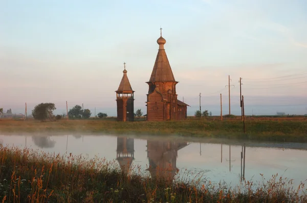 Antiga igreja russa de madeira ao nascer do sol — Fotografia de Stock