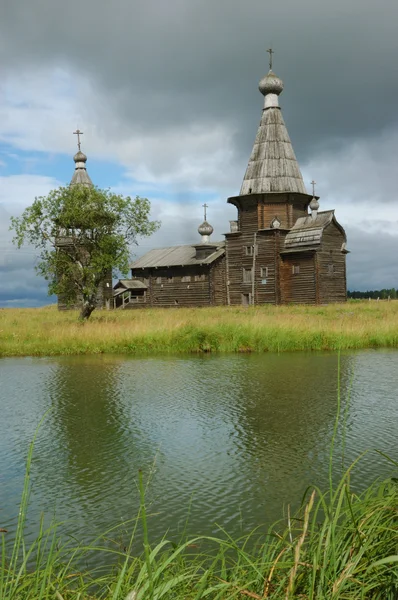 Antiga igreja de madeira país — Fotografia de Stock