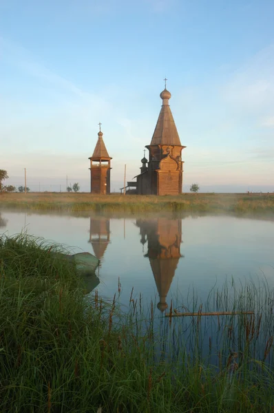 Древняя деревянная церковь на рассвете — стоковое фото