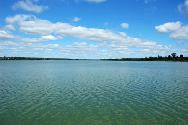 Yaz aylarında büyük göl — Stok fotoğraf