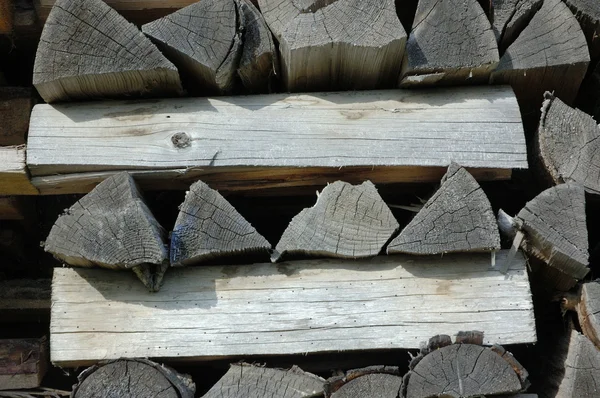 Stapelen van oude brandhout — Stockfoto