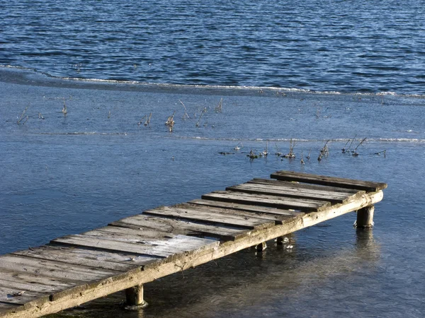 Prkno stezky v zimě rybník — Stock fotografie